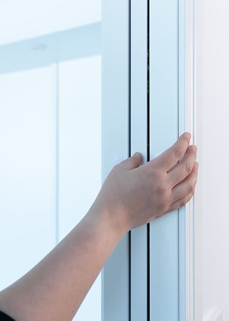 <p data-block-key="1l8l0">Liune lukkiutuu kevyesti painamalla seinän sisään.</p>