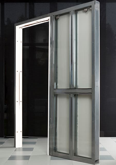 <p data-block-key="zbjer">Valmiiksi tehtaalla hitsattu teräsrunko on takuulla kestävä.</p>