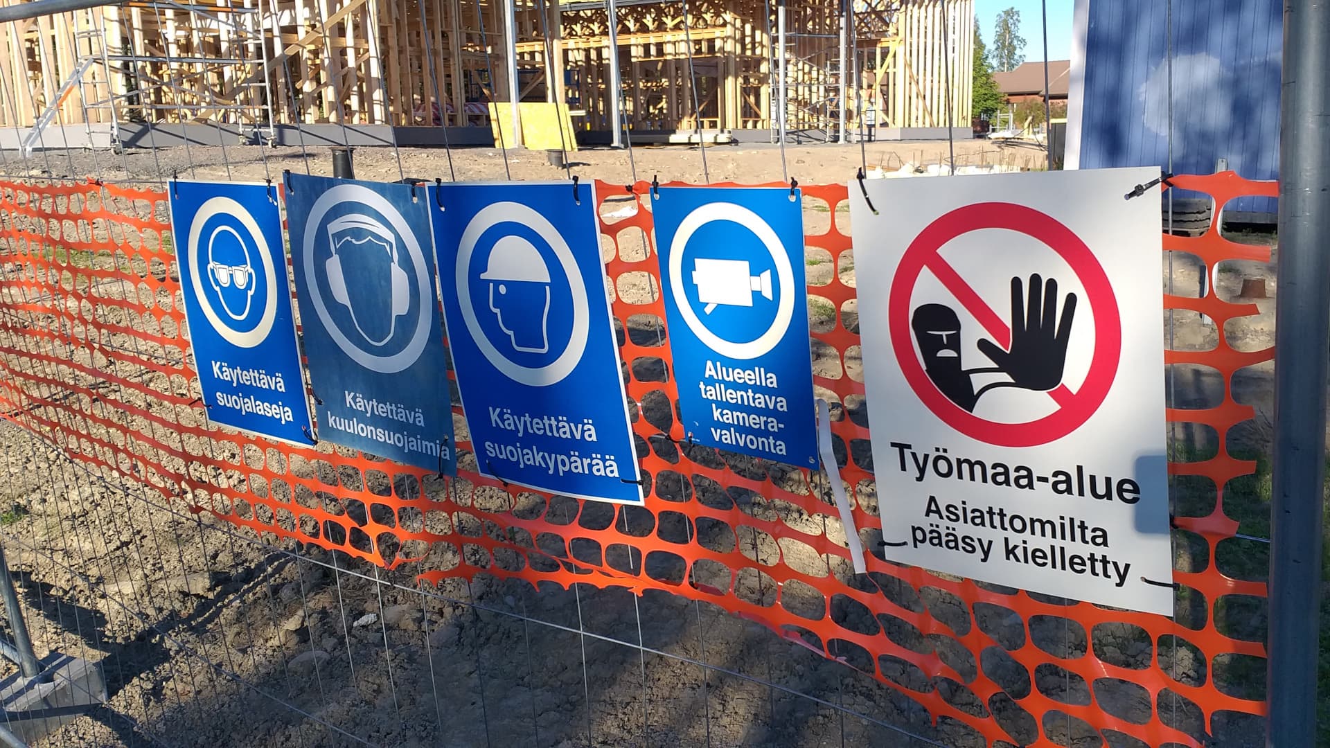 <p data-block-key="nuf1f">Rakennuspaikan sijainti, kaava ja määräykset vaikuttavat siihen, saako tontille rakentaa suunnitellun rakennuksen. (Kuva Sari Nieminen)</p>