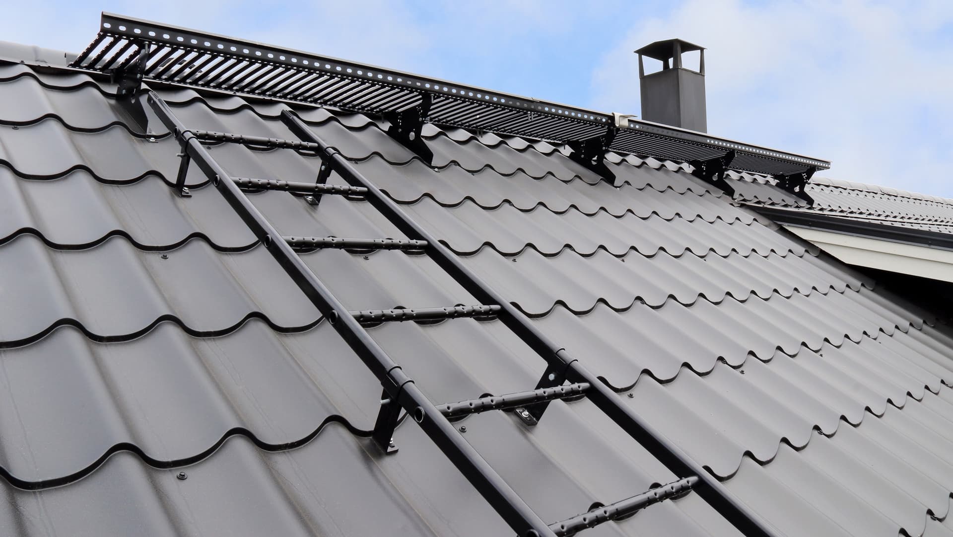 <p data-block-key="hkedc">Mekaaninen karhennus tikkaan puolissa eliminoi riskitekijät liukastumisen suhteen ja minimoi vaaratilanteiden määrän.</p>