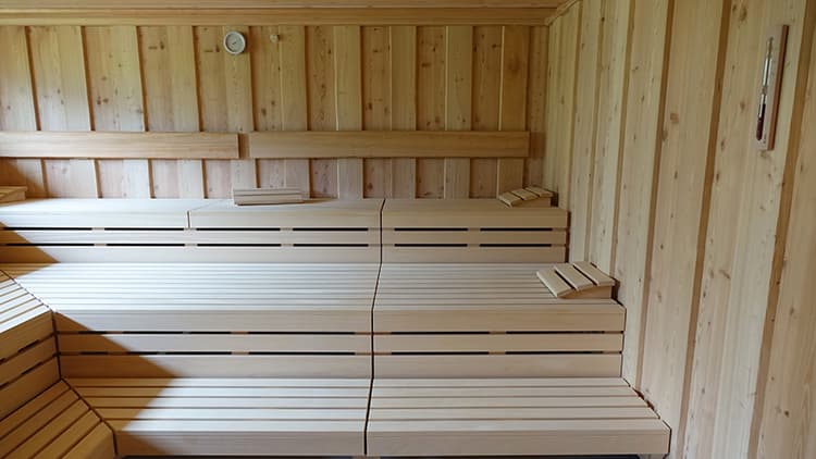 <p data-block-key="2pa8g">Erittäin vaaleita puulajeja kannattaa suojata esimerkiksi parafiiniöljyllä likaantumiselta.</p>