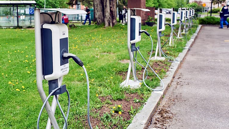 Automaattinen pihavalaistuksen ohjaus