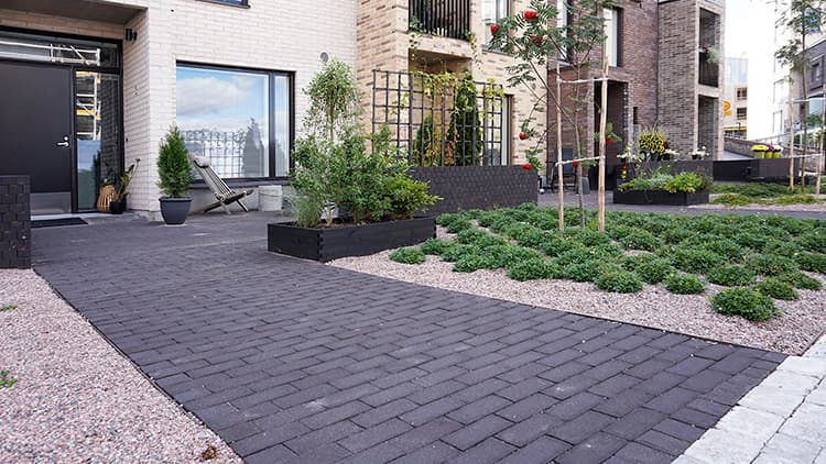 Kestävä pihatiili viimeistelee asuinkorttelin ulkotilat