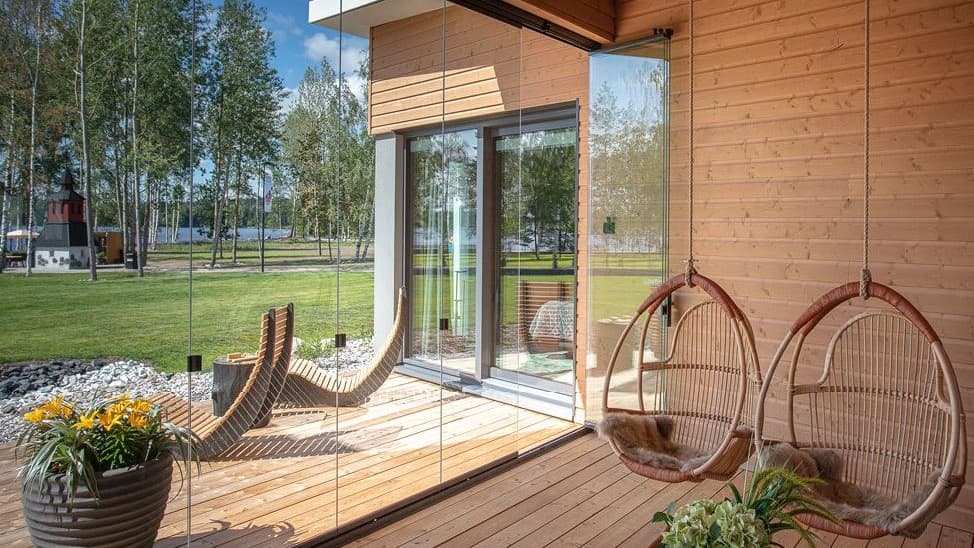 Luontoa syleilevät kodit ja upeat lasiterassit ihastuttivat Lohjan Asuntomessuilla