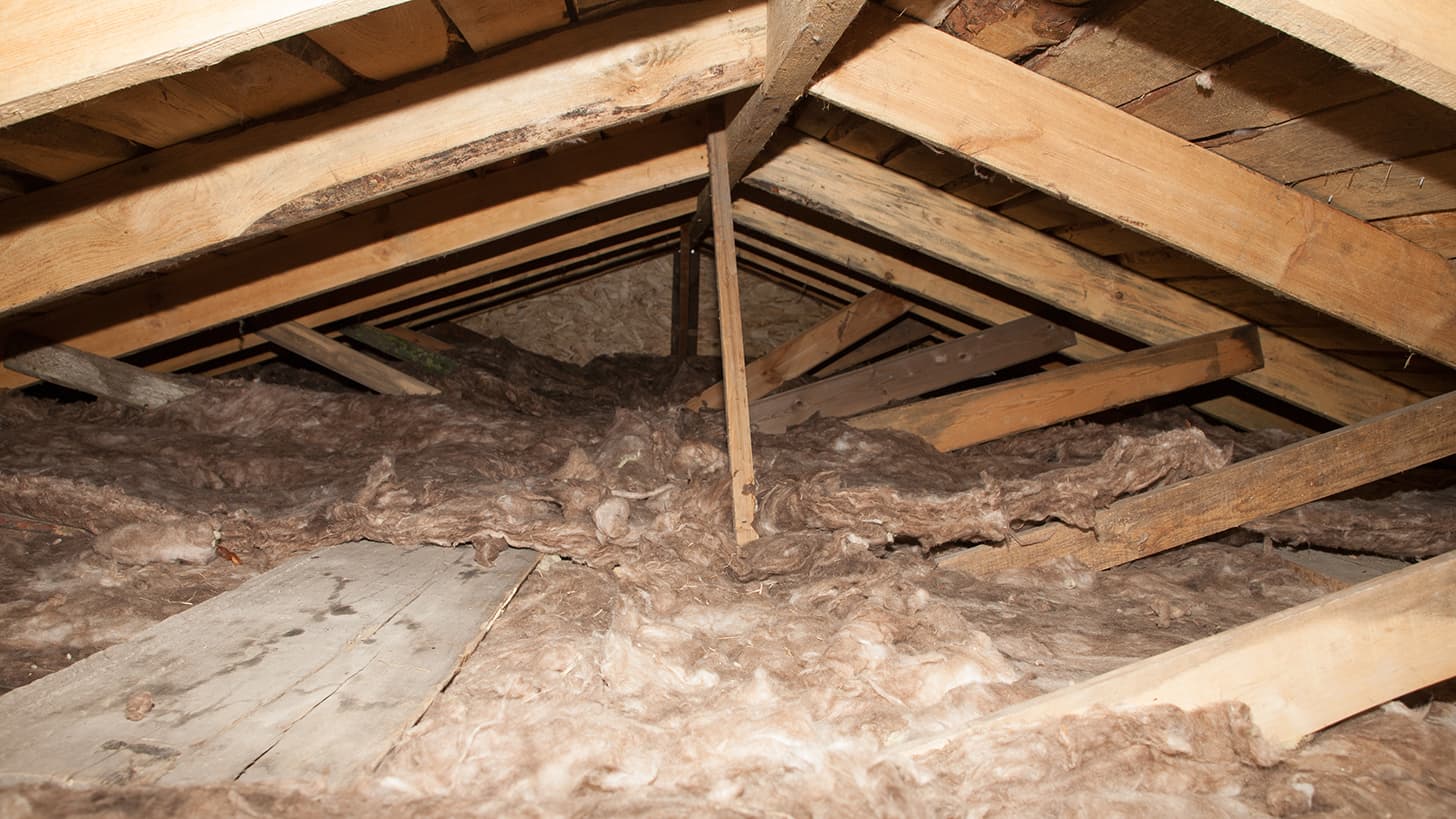 <p data-block-key="0363f">Kattorakenteissa oleva pieni vuoto voi aiheuttaa ison vahingon ellei sitä huomata ajoissa. (Kuva: Adobe Stock)</p>