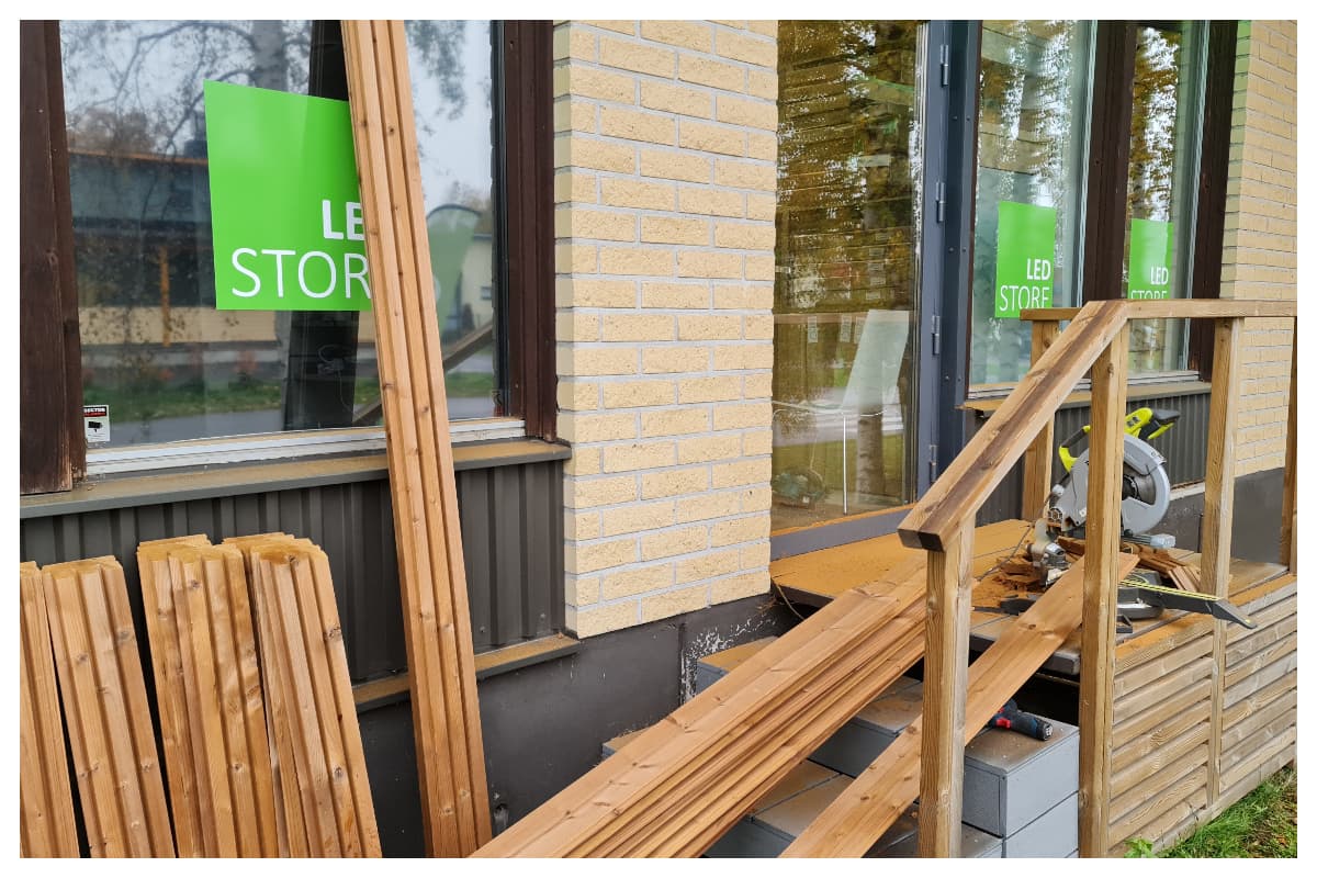 <p data-block-key="kuskv">Paneelit valmisteltiin oikeisiin mittoihin ja jiireihin pihalla. Myrkytön lämpökäsitelty paneeli on huoletonta käsitellä.</p>