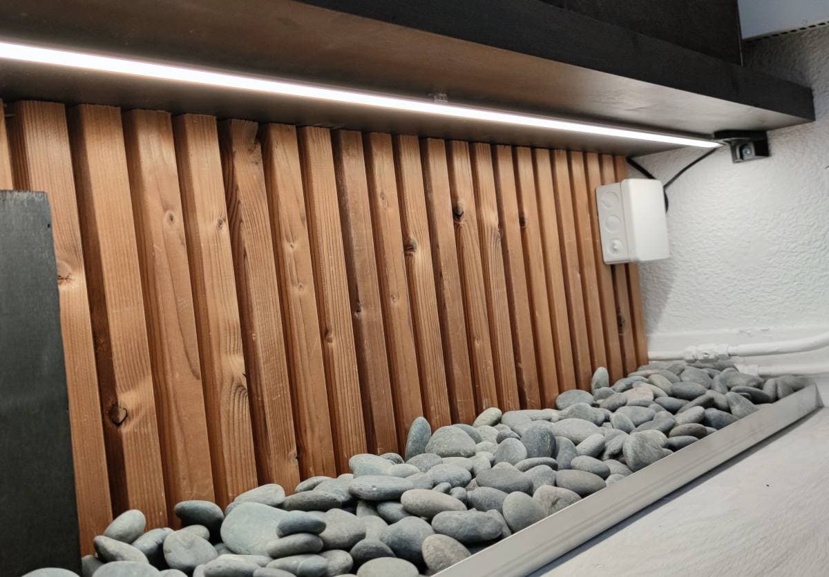 <p data-block-key="klrzg">Lattiatason katseenvangitsijana ovat sileät rantakivet, jotka valaistaan tason alle asennetulla led-kiskovalolla. 7,2 W/m 24V Tunnelma led-nauha mustassa alumiiniprofiilissa tuo tasaisen ja kauniin valon lattian kautta.</p>