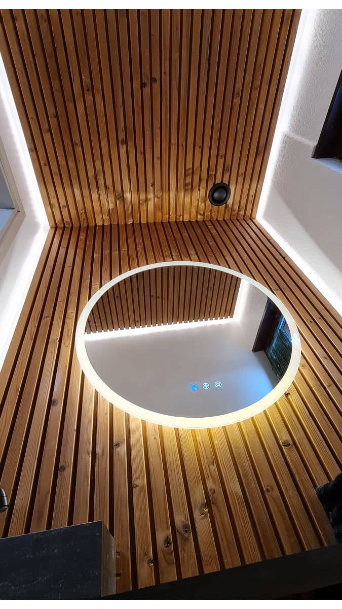 <p data-block-key="9wd21">Led-nauhat kiertävät seinällä sekä katossa. Paneeli jätettiin reunoilta 4 cm seinän leveyttä kapeammaksi, jotta epäsuora valo pääsee avautumaan tilaan.</p>