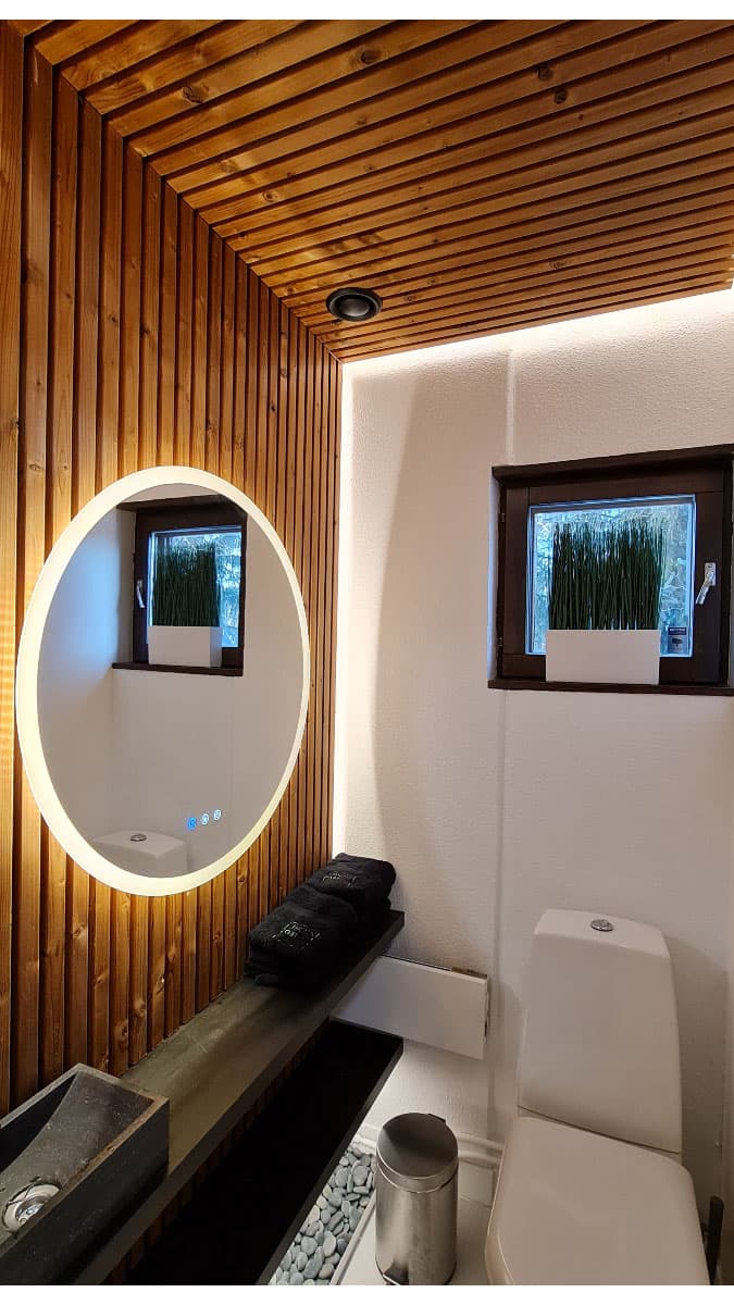 <p data-block-key="sfowy">Valmis pikku-wc:n remontti. Tunnelmaa voidaan vaihtaa värilämpötilasäätimellä, jolla led-nauhat säätyvät lämpimän valkoisesta kylmän valkoiseen. Myös valopeilissä on kolme värilämpötilaa, lämmin, neutraali ja kylmä. Kuvassa valopeilissä on lämmin värilämpötila.</p>