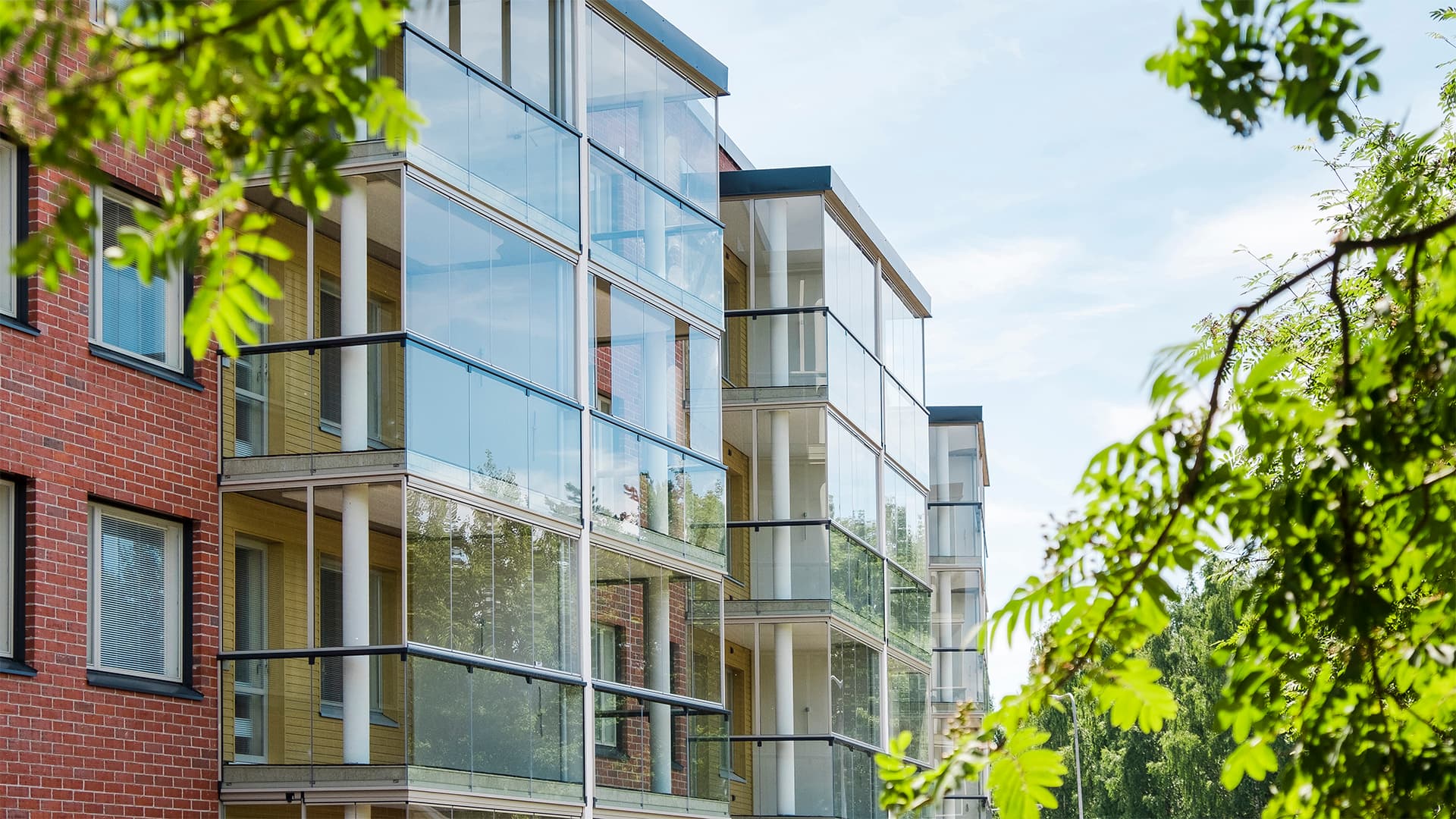 Mitä yhteistä on autolla ja parvekelaseilla? Oskari Hyttinen Lumonilta kertoo