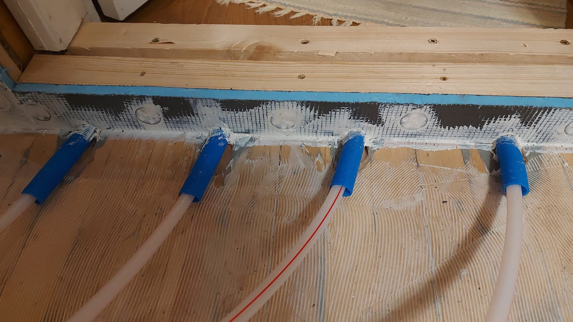 <p data-block-key="2rfiv">Kylpyhuoneen rakenteita valmisteltiin huolellisesti ennen vedeneristystä ja pintarakenteiden asentamista. </p>