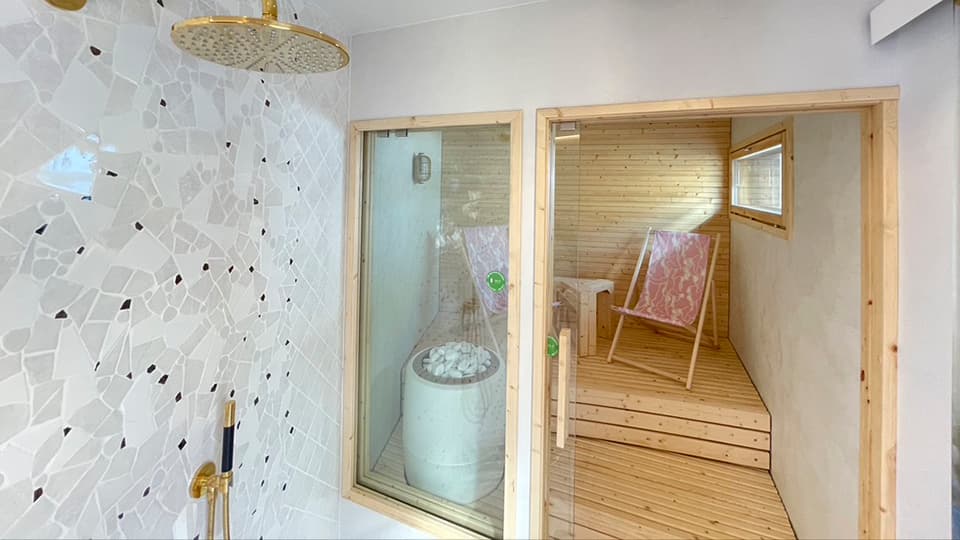 <p data-block-key="dzoom">Liune-liukuovi saunaan ikkunallisella ovielementillä.</p>