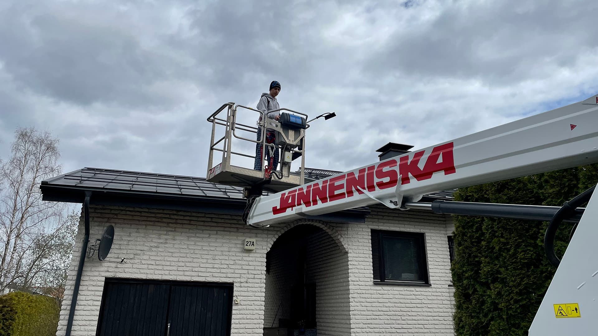<p data-block-key="2z06b">Kun nostinratkaisu on valittu oikein, pystyy tarvittavat huoltotoimet tekemään korkeammallakin.</p>