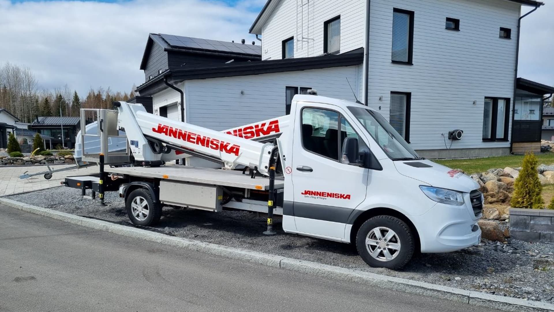 Näin aurinkopaneelien asennusaika lyheni usealla tunnilla