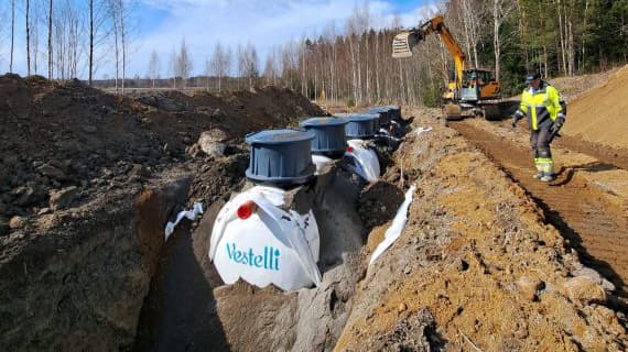 <p data-block-key="ryysc">Huolellisesti toteutettu asennus varmisti jätevesijärjestelmän toimintavarmuuden – kaikki säiliöt, viemäriputket ja suojaukset asennettiin kerralla oikein, mikä takaa pitkäikäisen ja huoltoystävällisen ratkaisun.</p>