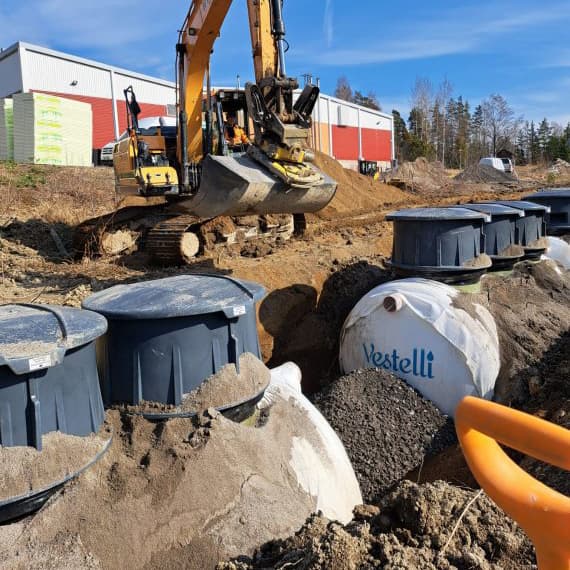 <p data-block-key="xxh2x">Jätevesijärjestelmän kokonaisuus rakentui vaiheittain: saostussäiliö, pumppaamo ja tarkastuskaivot asennettiin suunnitelmallisesti.</p>