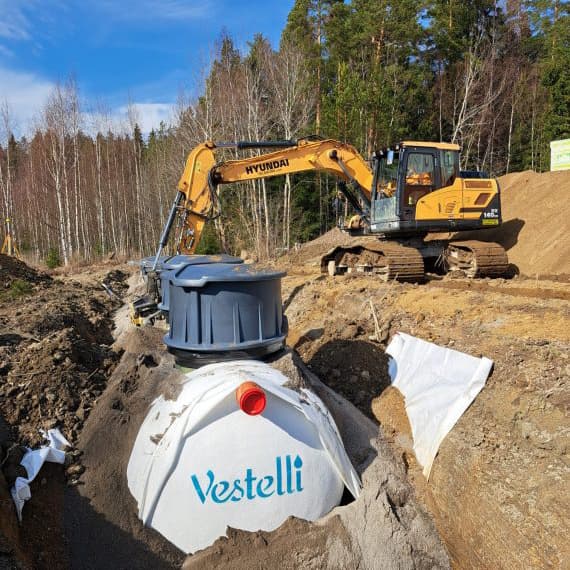 <p data-block-key="z95qa">Samalla käynnistyi viemärilinjan asennus ja putkitusten yhteensovittaminen.</p>