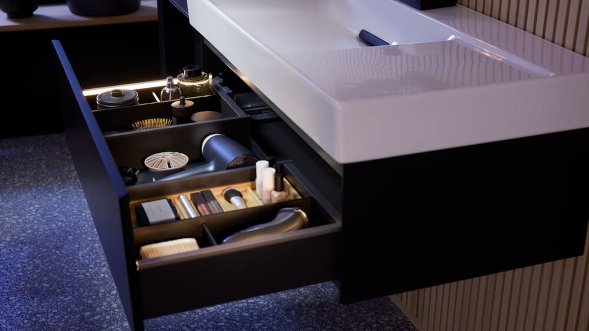 Geberit ONE washbasin_cabinet with drawer black matt_light strips