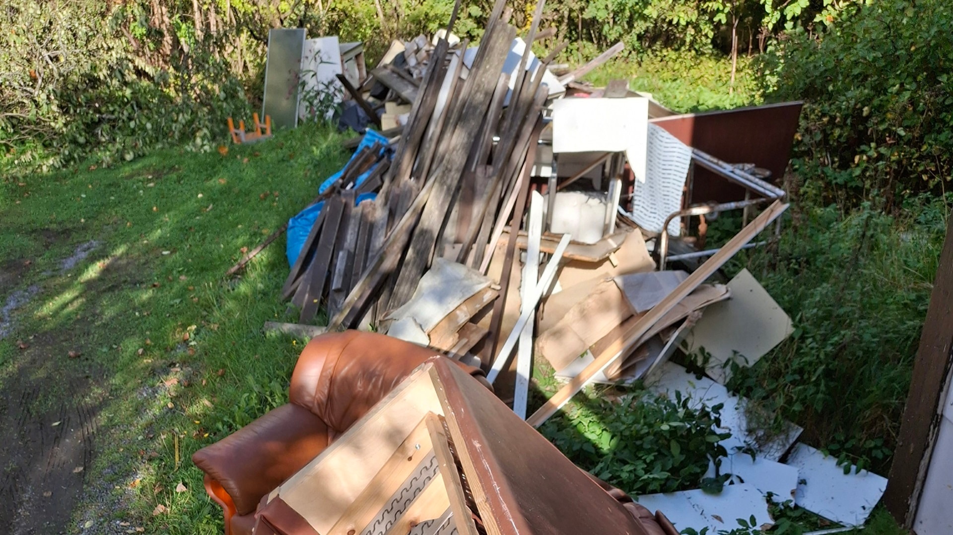 purkujätettä pihassa