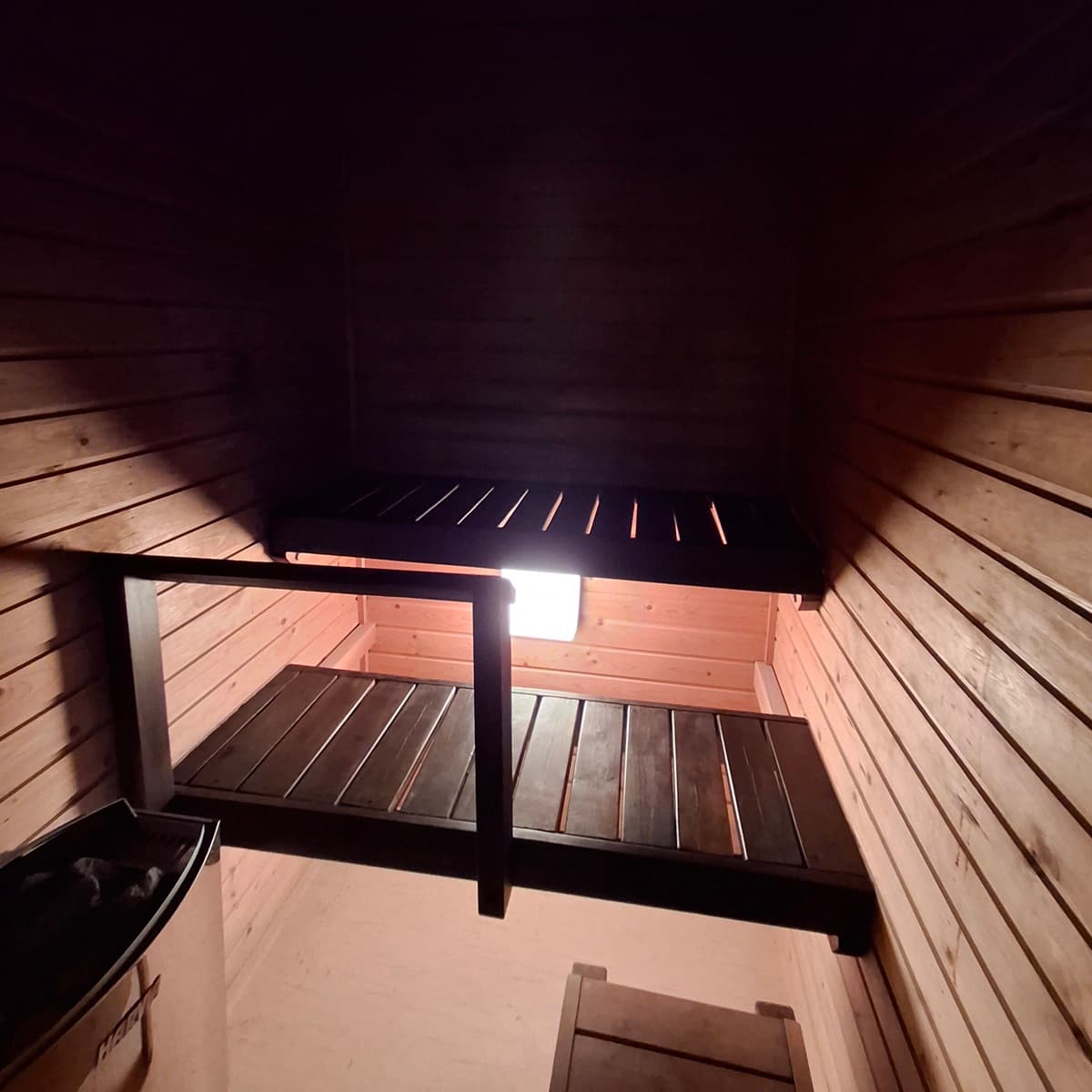 <p data-block-key="s3yse">Sauna kuuluu samaan noin 40 vuotta sitten remontoituun kokonaisuuteen kylpyhuoneen kanssa. Märkätilojen ja putkien yhteinen suunnittelu auttaa sovittamaan tulevat työt samaan remonttiin. (Kuva: Tiina P.)</p>
