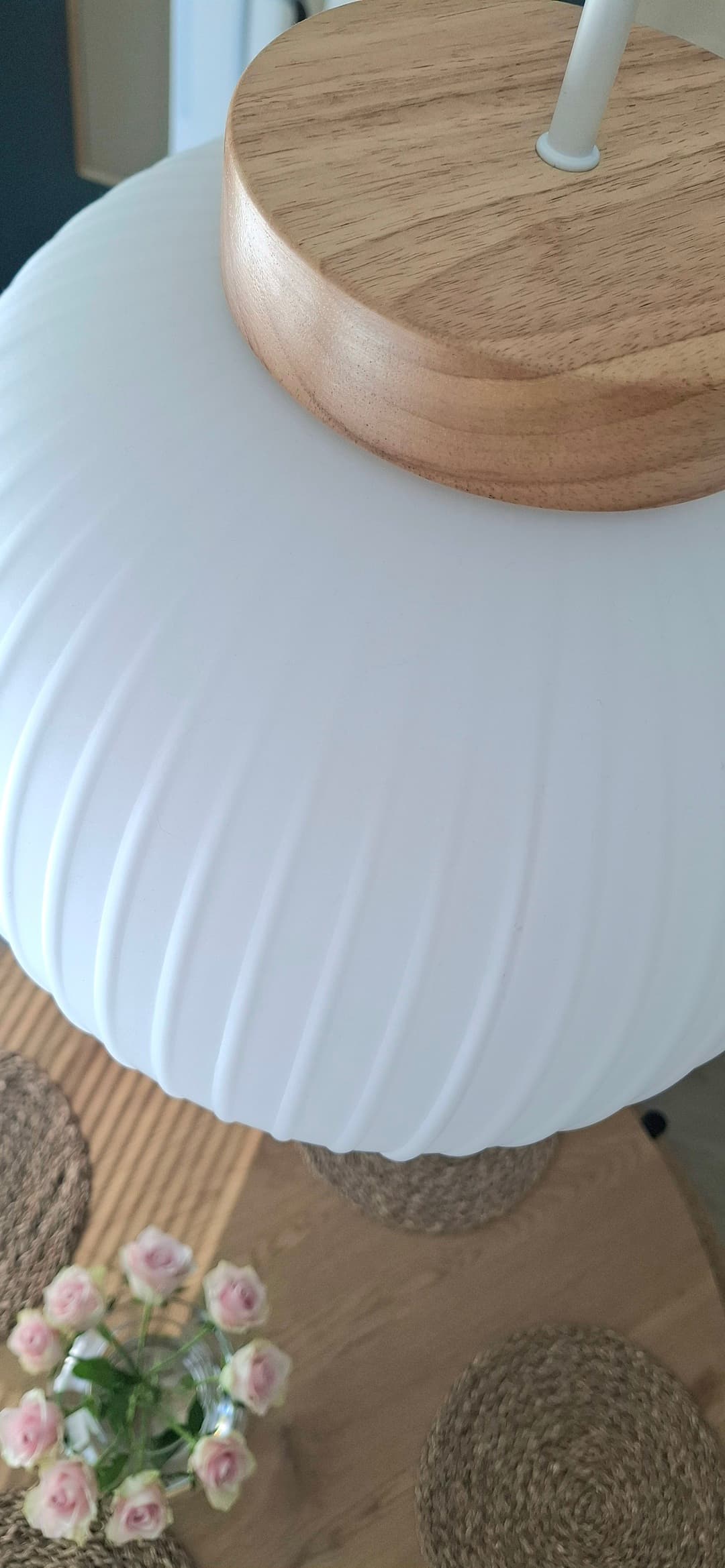 <p data-block-key="h2d3n">Decor Glass Lantern -valaisimen uurrettu lasi ja puinen yksityiskohta tuovat sisustukseen lämpöä.</p>