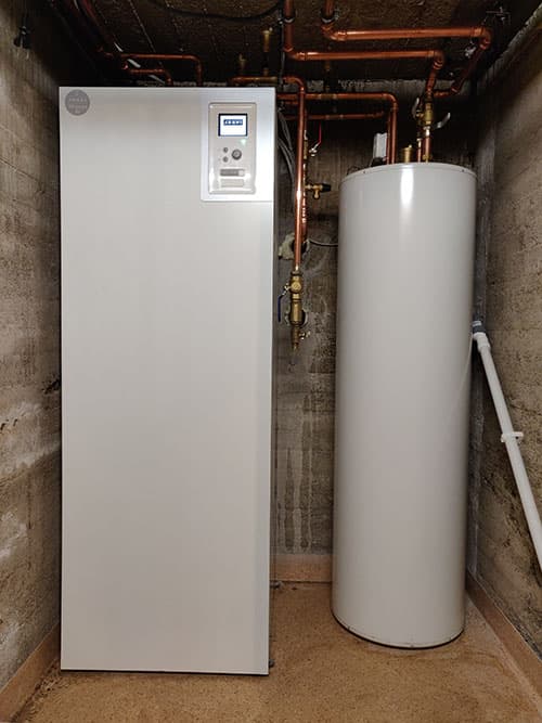 <p data-block-key="b56jz">Ilma-vesilämpöpumpun sisäyksikkö Jäspi Tehowatti Air ja puskurivaraaja Buffer 100.</p>