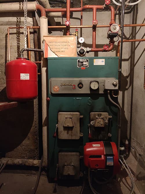 <p data-block-key="b56jz">Lähtötilanne rintamamiestalon pannuhuoneessa, kaksoiskattila öljypoltossa.</p>