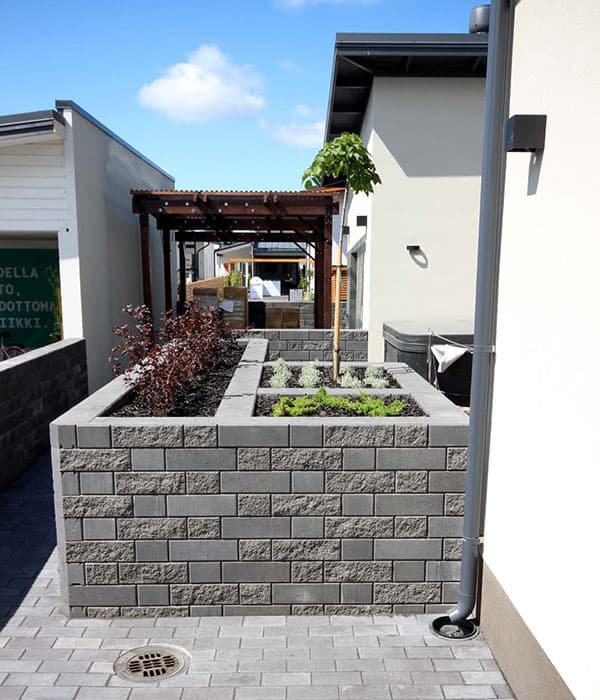 <p data-block-key="vrqsm">Muurikivistä toteutettu iso ja korkea istutusallas.</p>