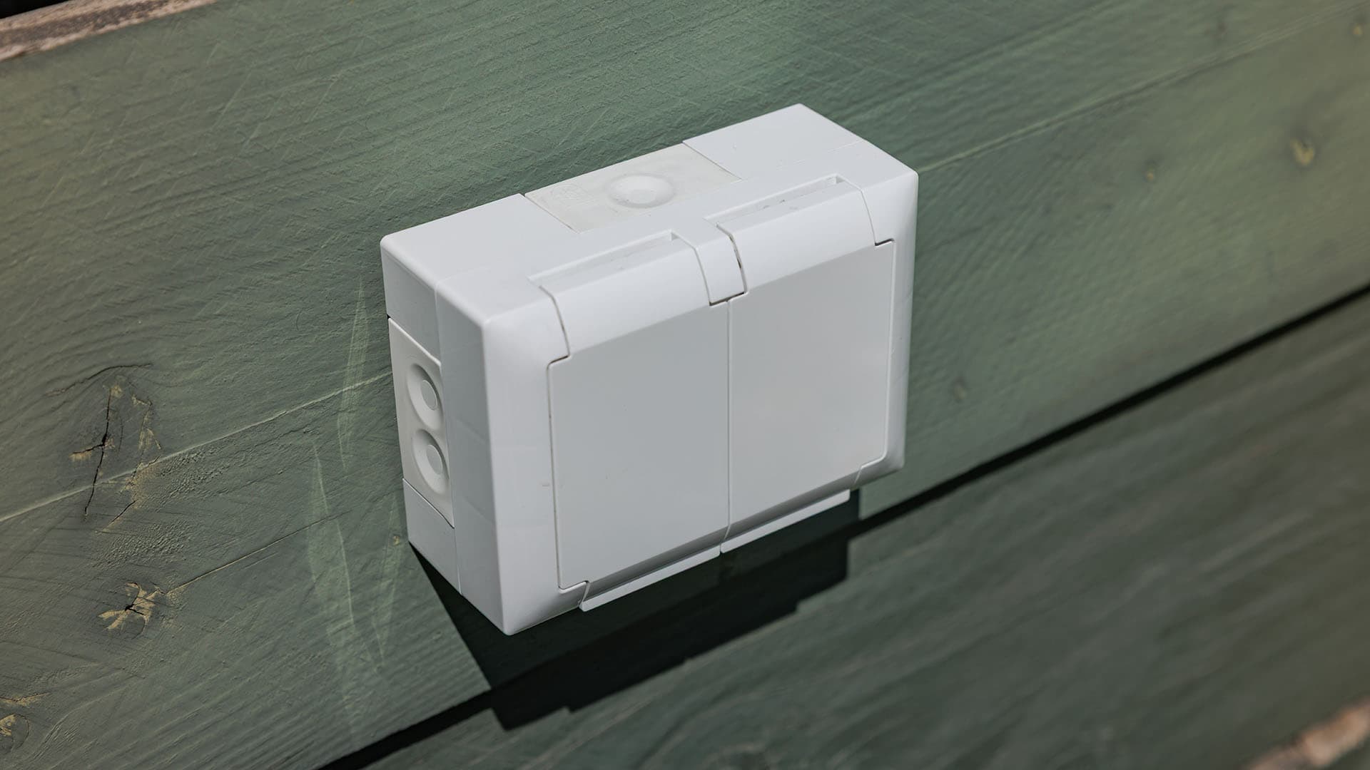 <p data-block-key="f3amw">ABB:n SAGA-sarjan roiskevesitiiviit IP44-sähkökalusteet soveltuvat myös ulkokäyttöön. Ajattoman muotoilunsa ansiosta pistorasiat ja kytkimet sopivat niin uudisrakennusten kuin remontoitavien kotien ulkoseiniin. Kuva: ABB</p>