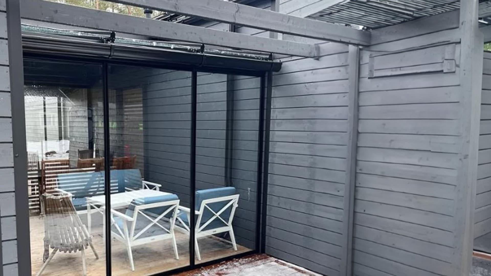 Kotimainen lasiterassi – mukavuutta, tyyliä ja suojaa ympäri vuoden