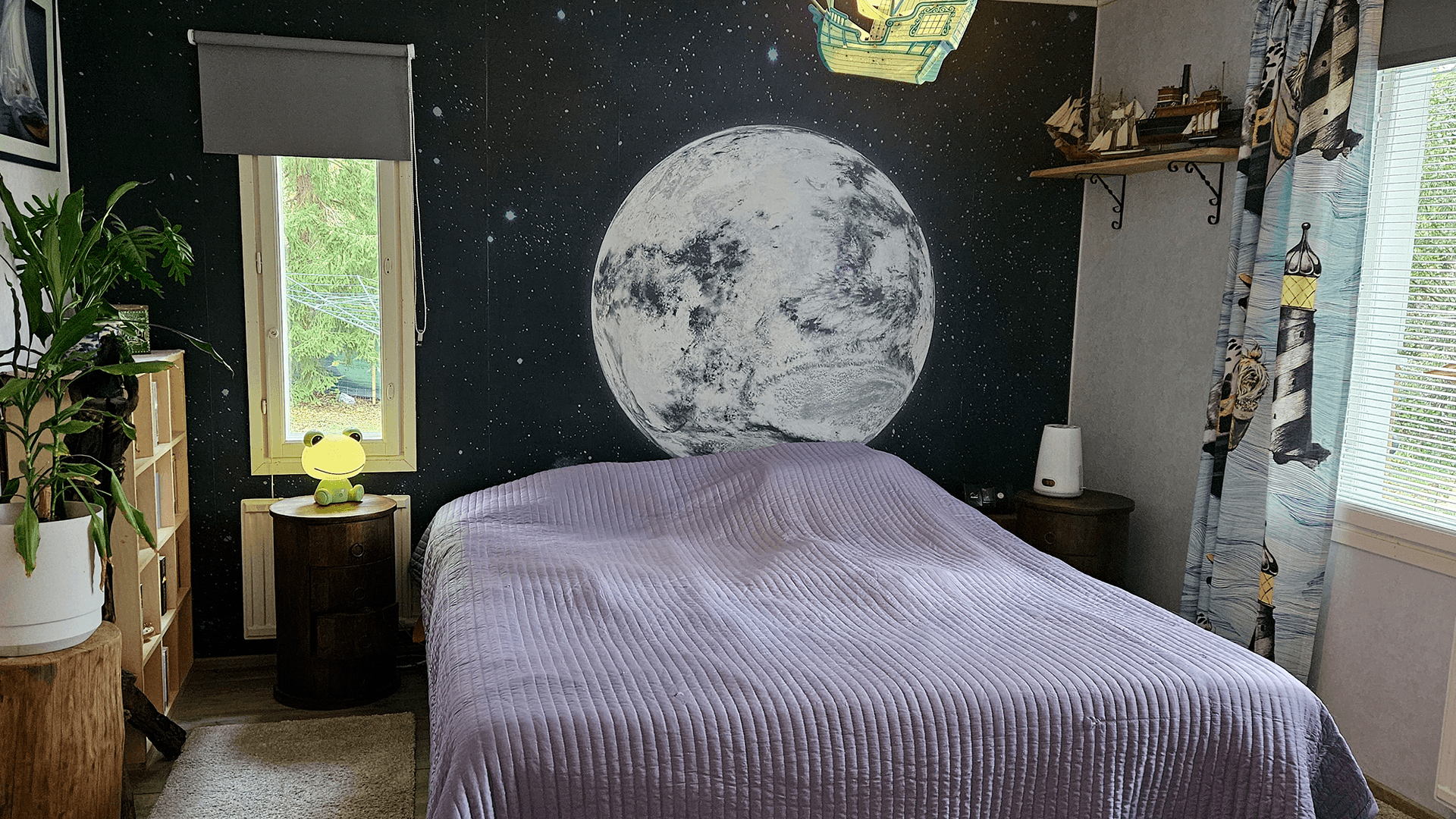 Mielenkiintoinen makuuhuone, joka heijastaa asukkaidensa näköä