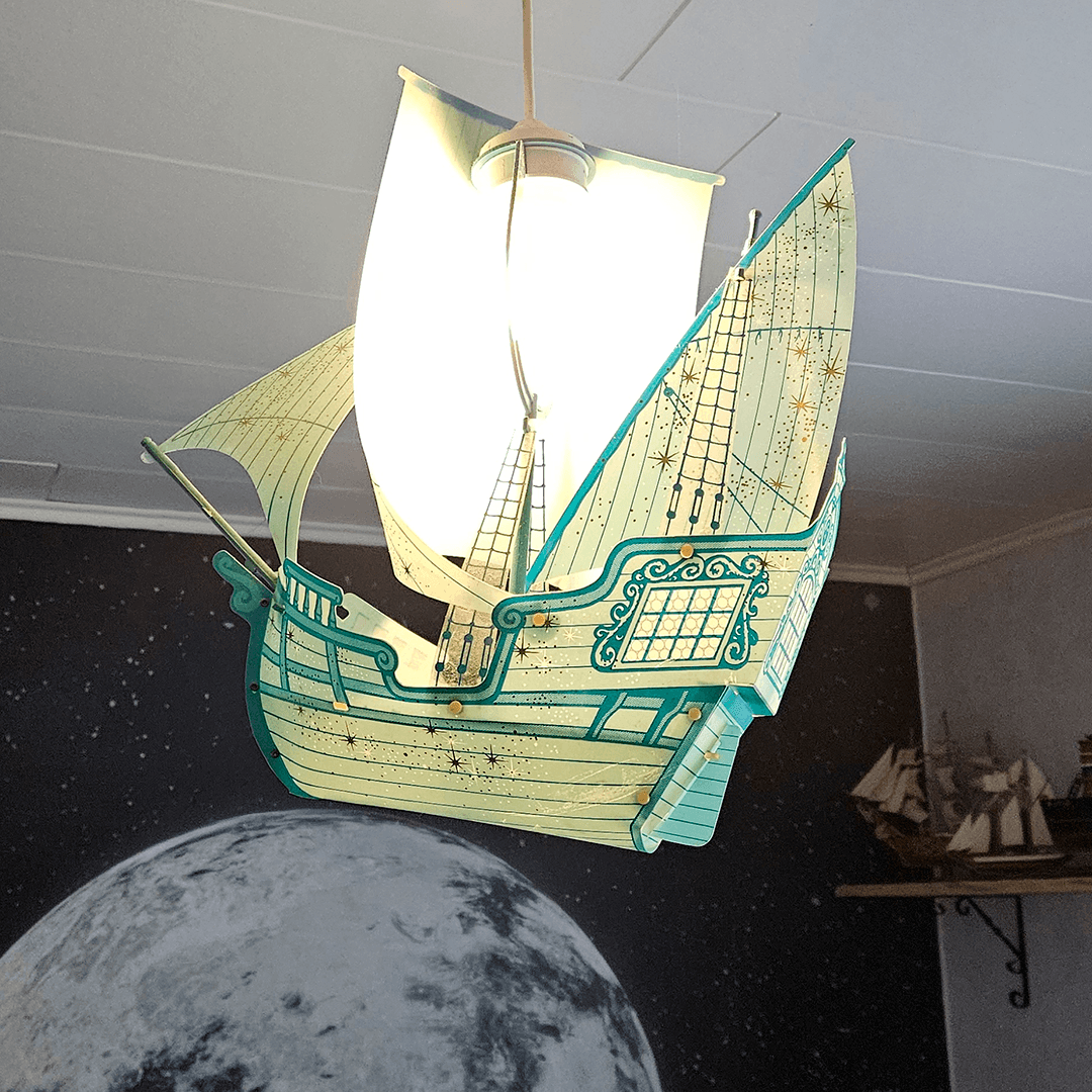 Arja Pollari merirosvolaivalamppu katossa