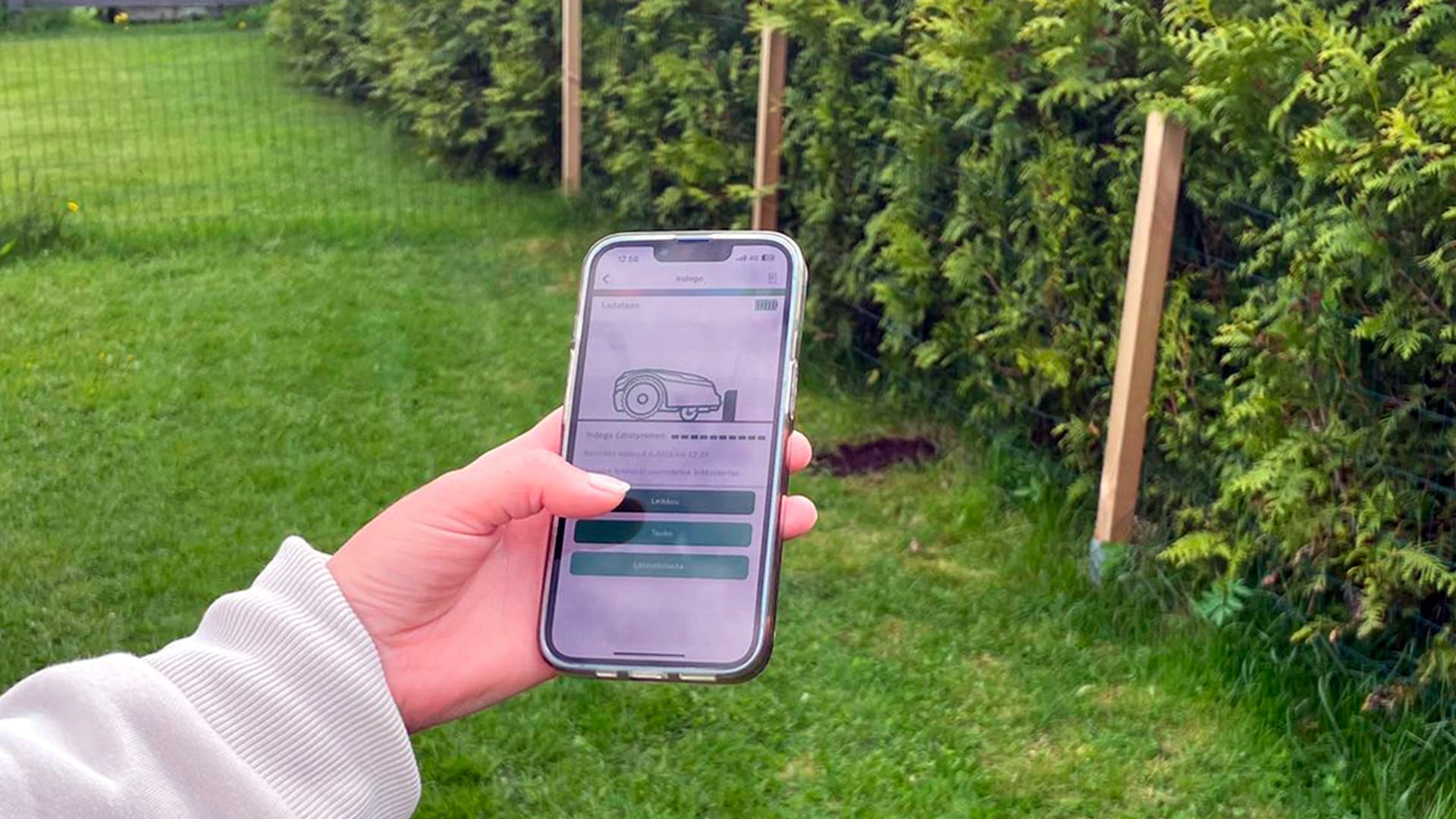 <p data-block-key="7csty">Bosch Smart Gardening on käyttäjäystävällinen sovellus, jolla voit hallinnoida Indegoa nopeasti ja helposti mistä tahansa paikasta. Asenna sovellus ja muodosta langaton yhteys ruohonleikkuriin napin painalluksella. (Kuva Heidi Uusitalo)</p>