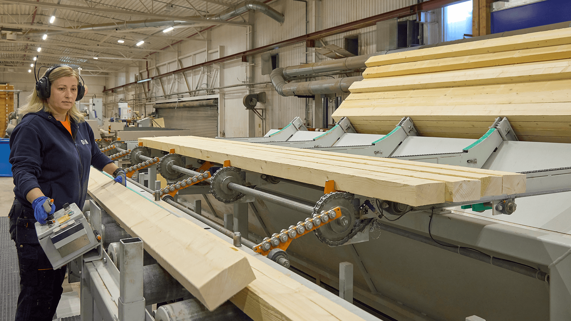 <p data-block-key="dl4a2">Tuotannossa jokainen hirsi käy läpi useita työvaiheita ennen kuin se lähtee asiakkaalle. (Kuva DEN Finland Oy)</p>