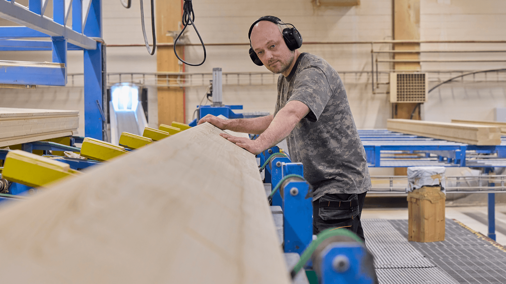 <p data-block-key="cxnan">Tehdasympäristössä näkyy yhdistelmä käsityötä ja tarkkaa koneautomatiikkaa – laatu syntyy molempien yhteistyöstä. (Kuva DEN FinlandOy)</p>