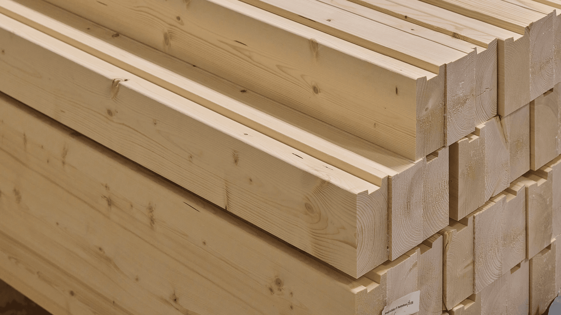 <p data-block-key="bvu6m">Painumattoman hirren ansiosta hirsitaloissa voidaan käyttää entistä suurempia ikkunoita ja moderneja muotoja. (Kuva DEN Finland Oy)</p>