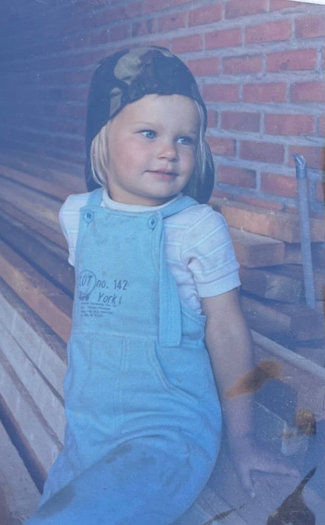 <p data-block-key="kbac1">Isän mukana rakentamassa omakotitaloa Hollannissa.</p>