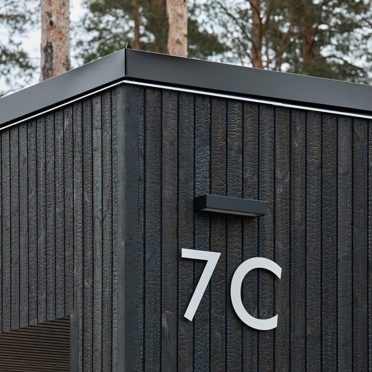 <p data-block-key="e81uk">Hiilletty puu kestää vuodesta toiseen ilman maalia tai kemiallisia pintakäsittelyjä.</p>