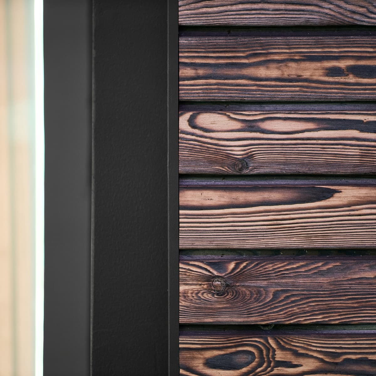 <p data-block-key="i8lby">Hiilletty puu muuntuu monenlaisiin käyttökohteisiin – pintaa voi öljytä, harjata tai sävyttää, jolloin sen väri ja rakenne elävät luonnollisesti käyttötarpeen mukaan.</p>