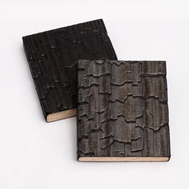 <p data-block-key="vrsh7">Hiili. Käsittely: Hiilletty, öljytty. Materiaali: Mänty / Kiertopuu®</p>