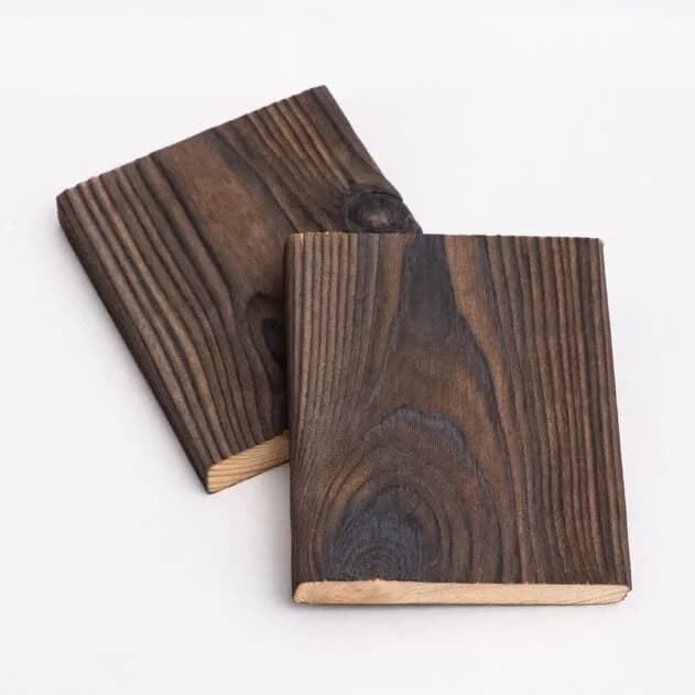 <p data-block-key="vrsh7">Kelo. Käsittely: Hiilletty, pesty, harjattu, öljytty, sävytetty harmaa. Materiaali: Mänty / Kiertopuu®</p>