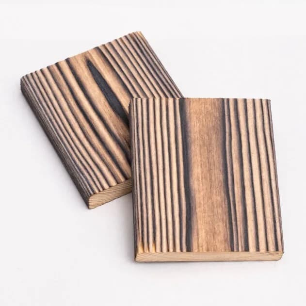 <p data-block-key="vrsh7">Kuura. Käsittely: Hiilletty, pesty, voimakkaasti harjattu, öljytty, sävytetty valkoinen. Materiaali: Mänty / Kiertopuu®</p>