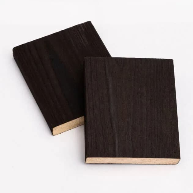 <p data-block-key="vrsh7">Noki. Käsittely: Hiilletty, pesty, harjattu, öljytty, sävytetty musta. Materiaali: Mänty / Kiertopuu®</p>