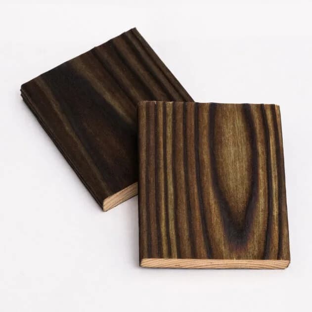 <p data-block-key="nqtuw">Sammal. Käsittely: Hiilletty, pesty, harjattu, öljytty, sävytetty vihreä. Materiaali: Mänty / Kiertopuu®</p>