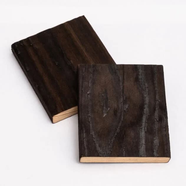 <p data-block-key="vrsh7">Savu. Käsittely: Hiilletty, pesty, öljytty. Materiaali: Mänty / Kiertopuu®</p>