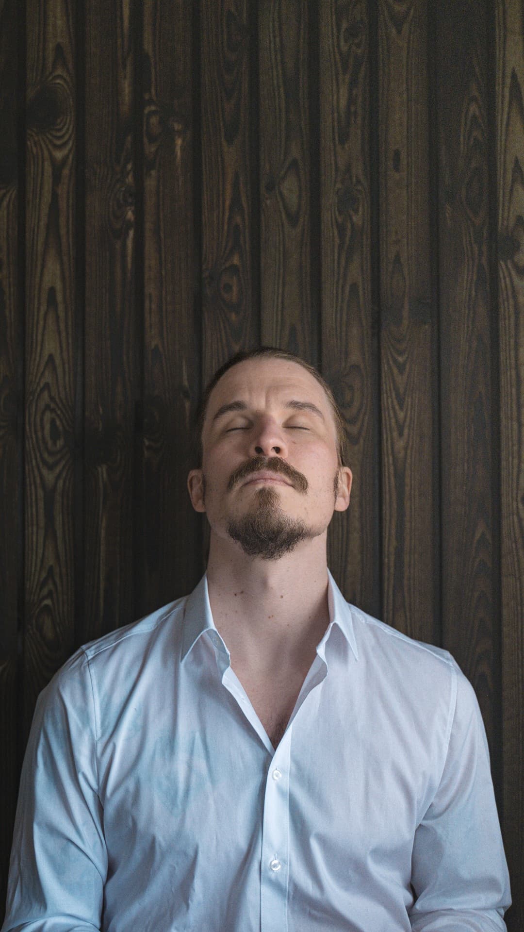 <p data-block-key="l8ugy">Hiilletty puu muuntuu monenlaisiin käyttökohteisiin – pintaa voi öljytä, harjata tai sävyttää, jolloin sen väri ja rakenne elävät luonnollisesti käyttötarpeen mukaan. Kuvassa Sammal-paneeli.</p>