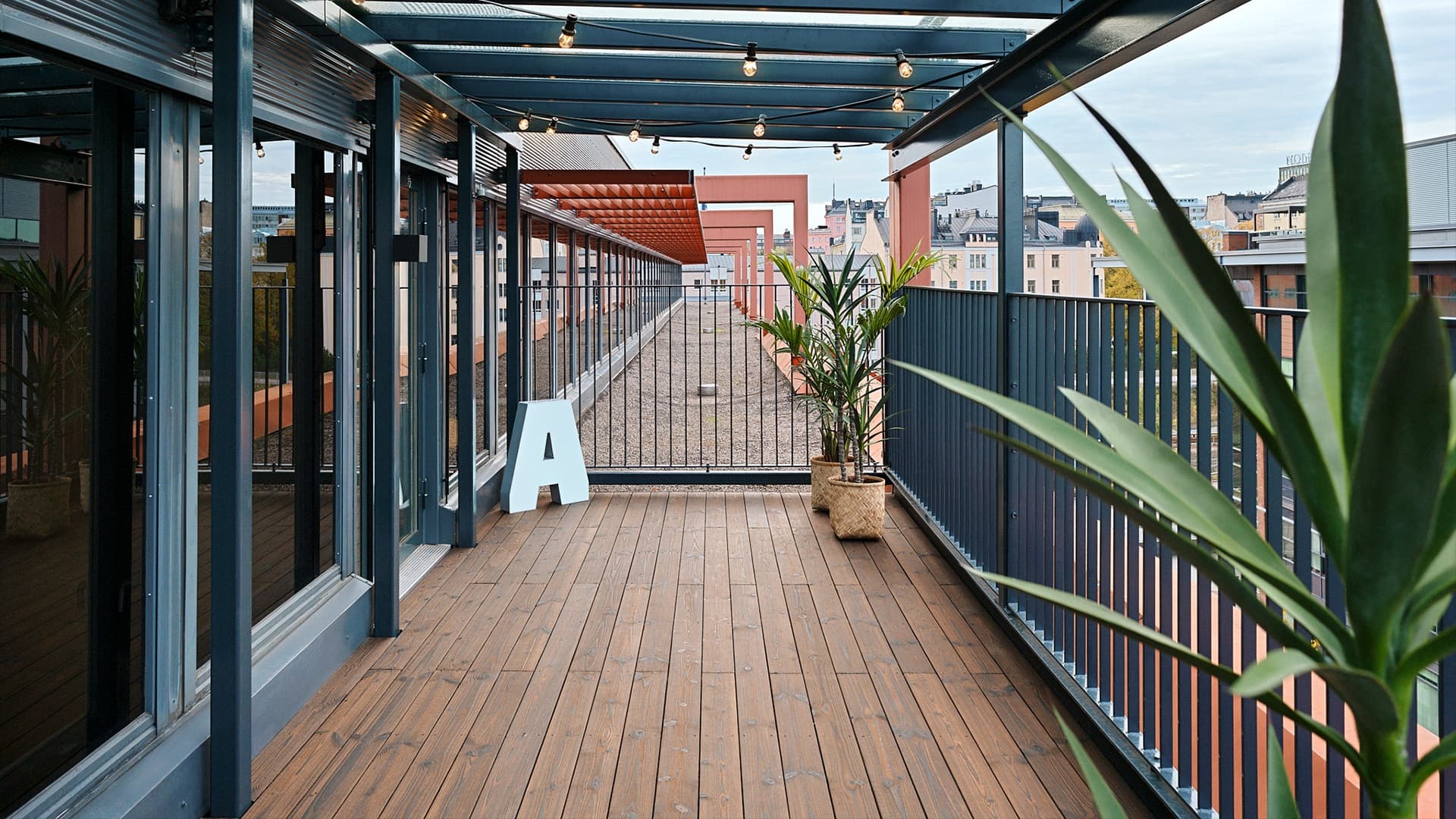 <p data-block-key="rs1mp">Hiilletty puu ei sotke käsiä tai vaatteita – pellavaöljykyllästys sitoo hiilen puuhun niin tehokkaasti, että suoja säilyy myös pienten kolhujen jälkeen. Kuvassa Kaarna-terassilauta.</p>