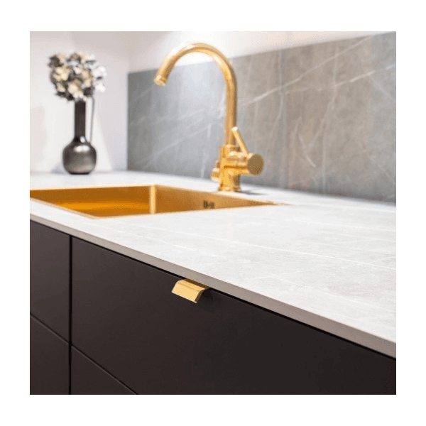 <p data-block-key="thlpu">Kulz Camber vedin, harjattu messinki. Saatavana Norema-keittiöiden mallistoihin.</p>