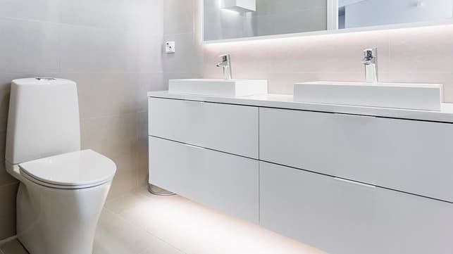 Led-valaistus ja sadesuihkut hurmaavat kylpyhuoneissa