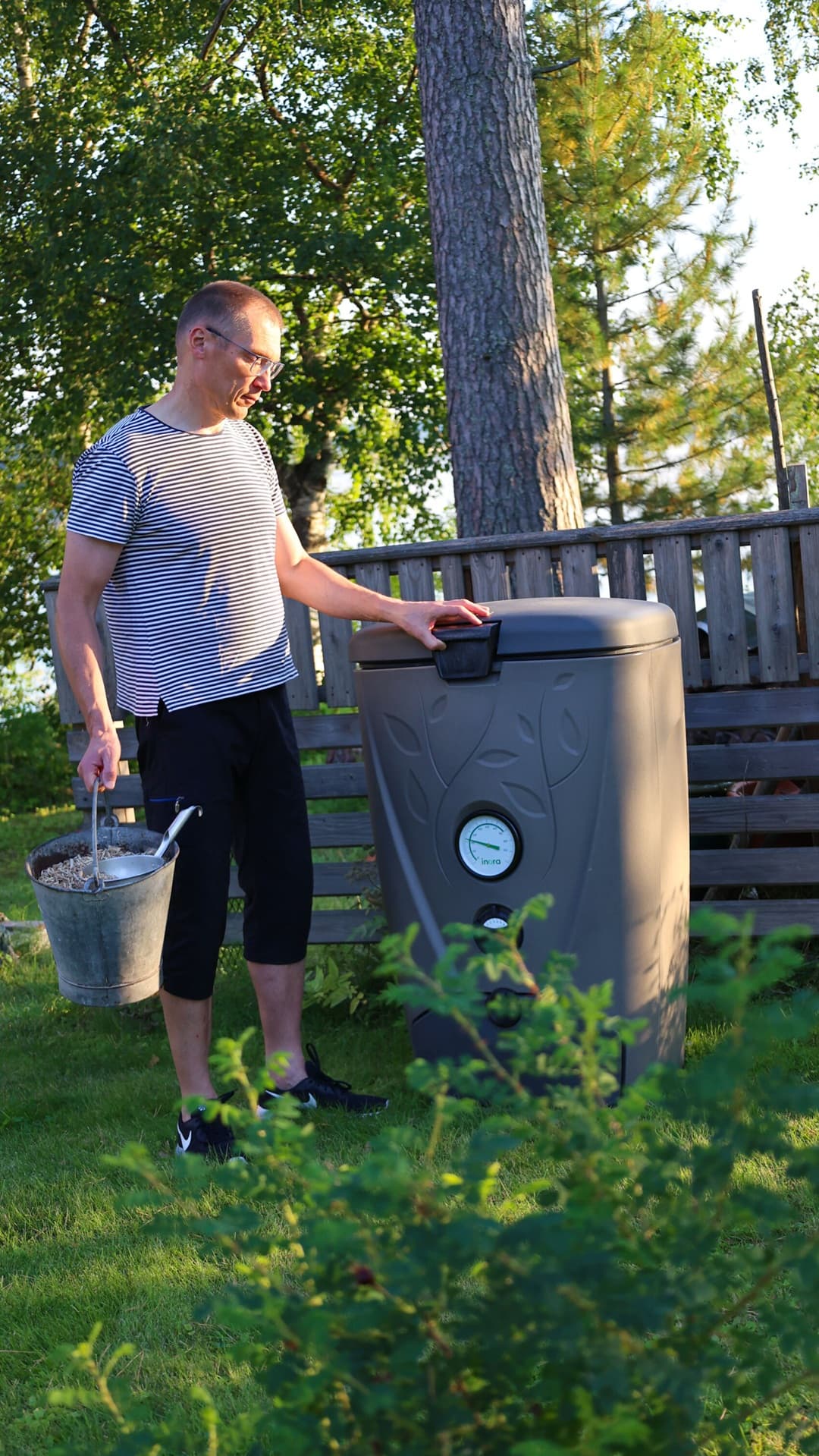 <p data-block-key="wil3p">Talousjätekompostorin tiivis rakenne ja oikea sijoitus tukevat hajutonta ja hallittua kompostointia.</p>